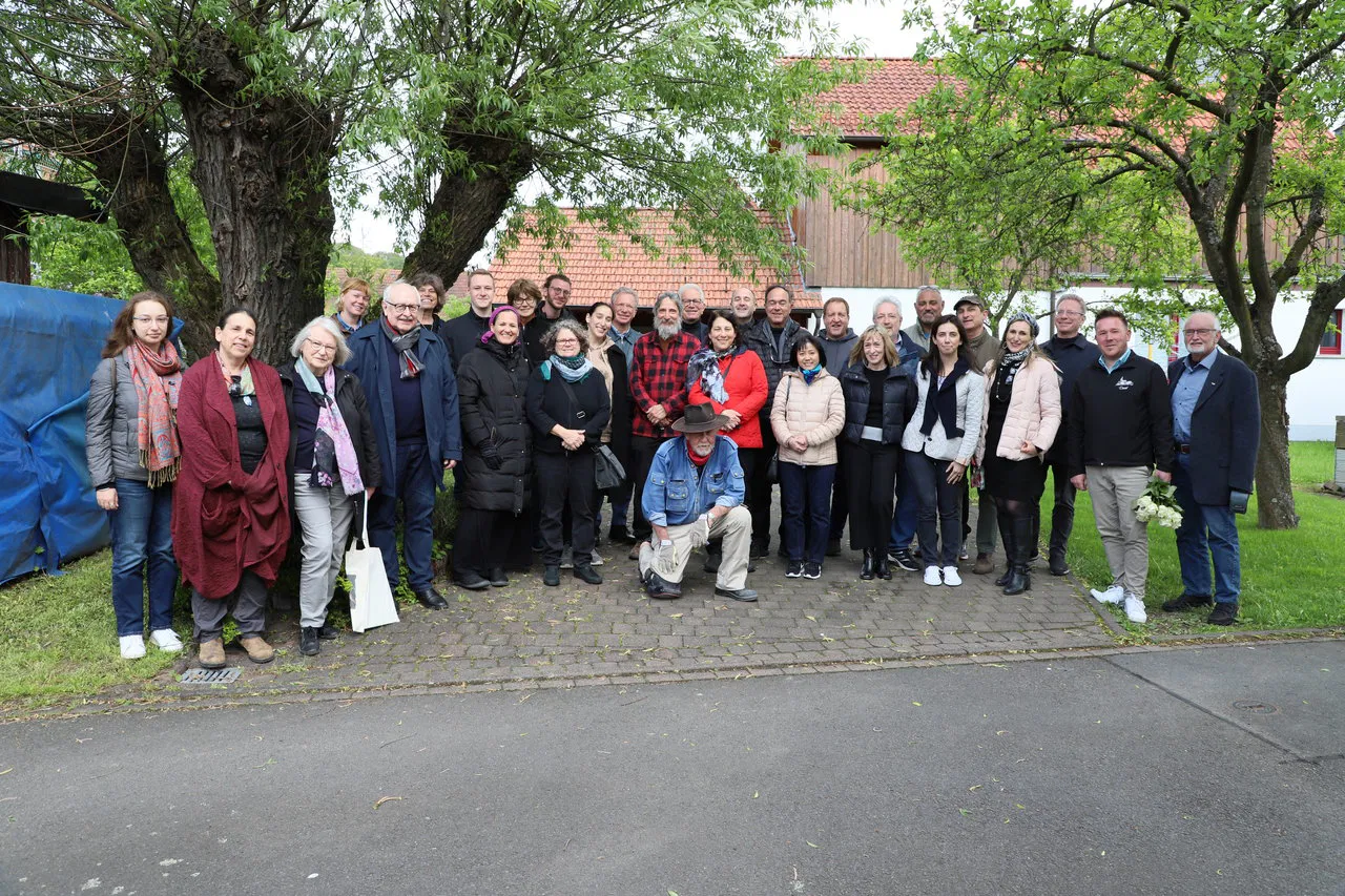 Gruppenbild von der Verlegung Gruppenbild der Angehörigen sowie 3. v. l. Brigitte Füller-Jerwin, 5 v.l. Dr. Michael Imhof, 7. v.L. Hendrik Storch (Heimatverein), 2 v.r. Ortsvorsteher Daniel Kreis, kniend der Künstler Gunter Demnig.
