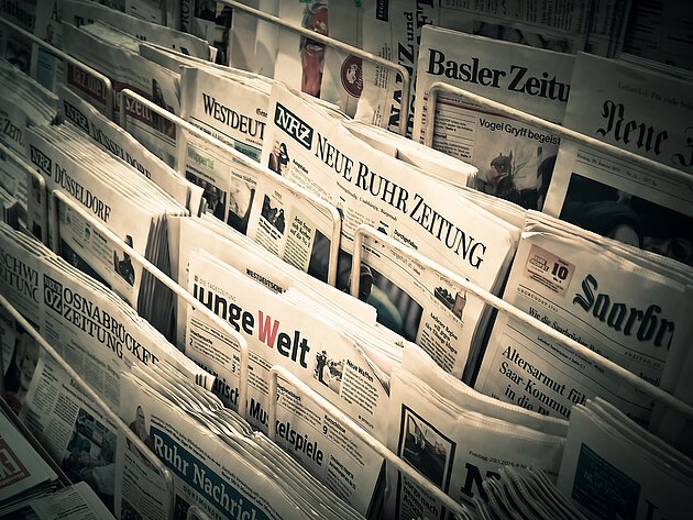 Zeitungsständer mit Zeitungen